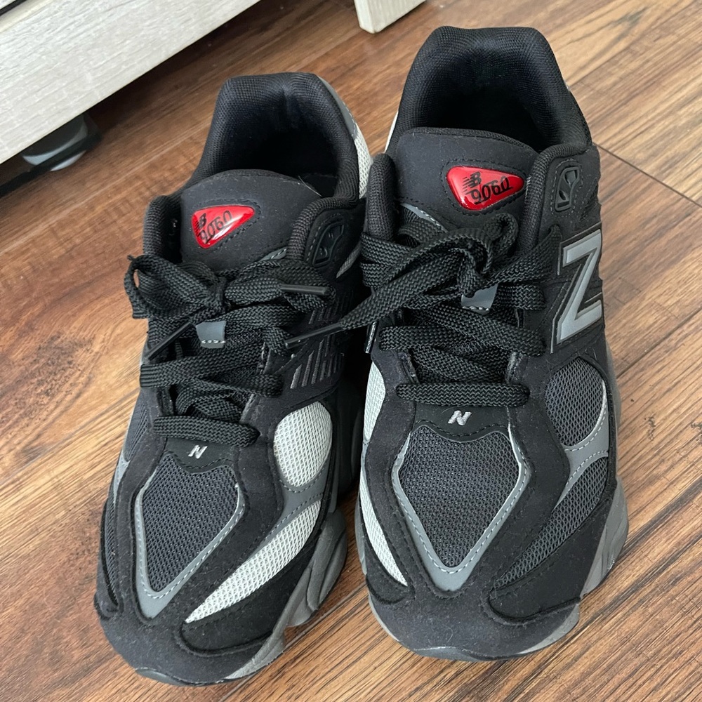 New Balance Sneakers - Size 6.5
(Men & Women)